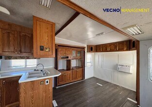 642 10th St in Floresville, TX - Building Photo - Building Photo