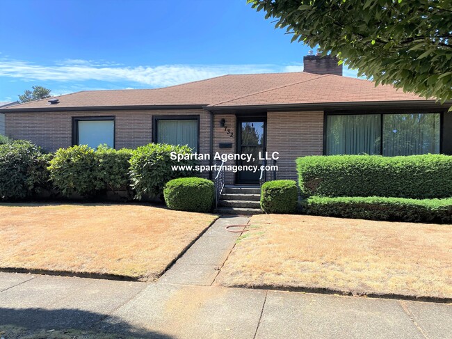 732 Boyd Ave in Sumner, WA - Foto de edificio - Building Photo