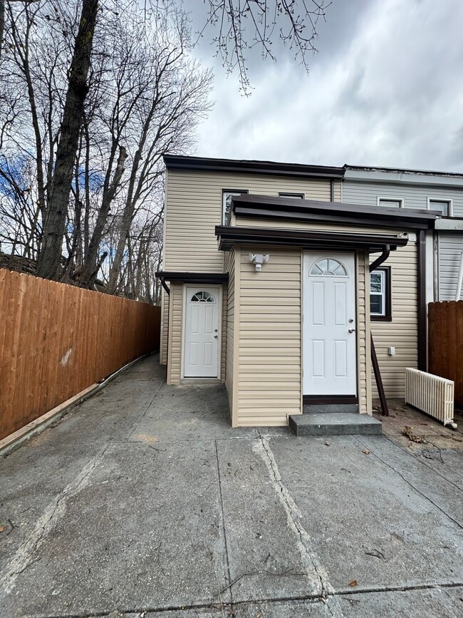 10002 92nd Ave, Unit Studio in Richmond Hill, NY - Foto de edificio - Building Photo