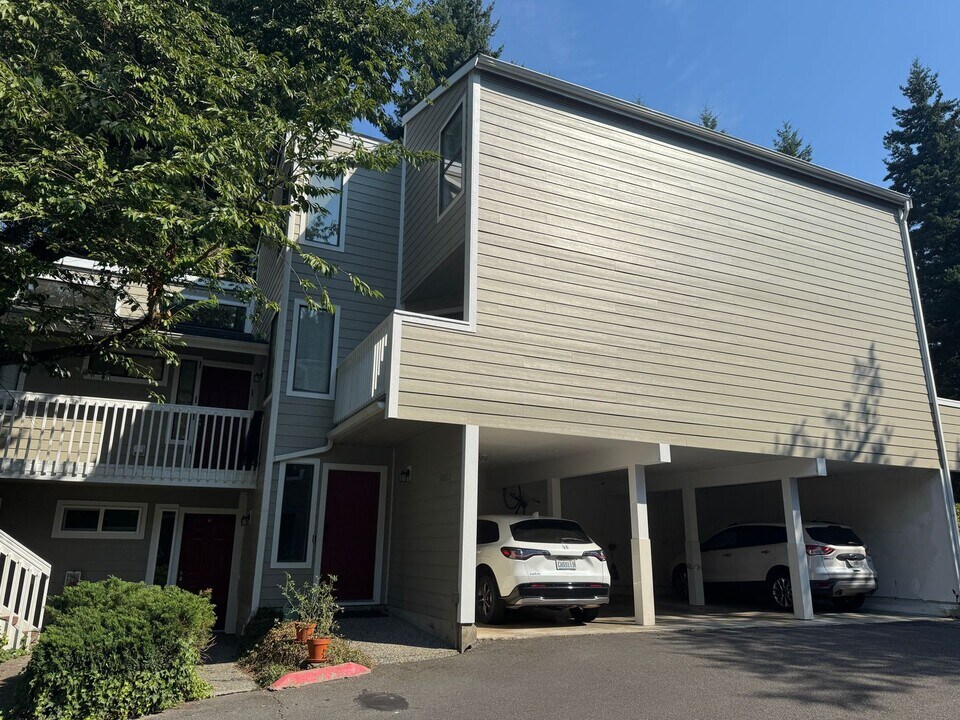10022 NE 124th Pl in Kirkland, WA - Foto de edificio