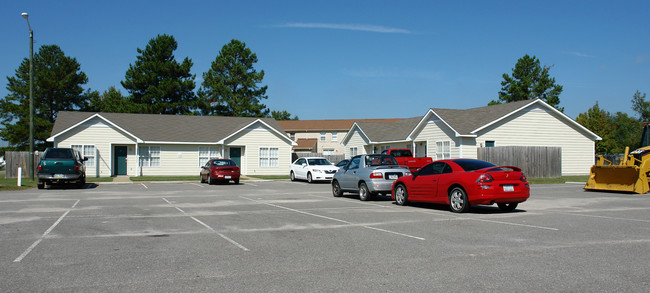 Highlander Place Apartments in Fayetteville, NC - Building Photo - Building Photo