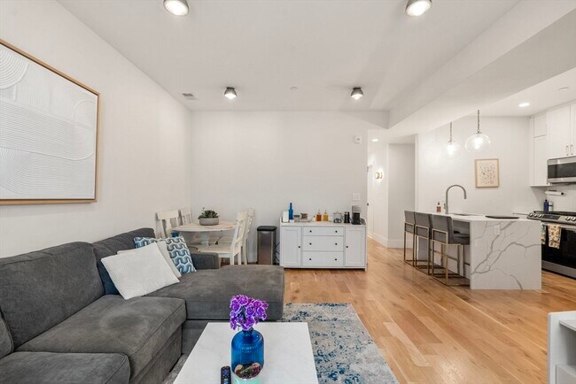 200 Maverick St, Unit 1 in Boston, MA - Building Photo - Building Photo