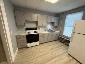 762 Main St in Westbrook, ME - Building Photo - Building Photo