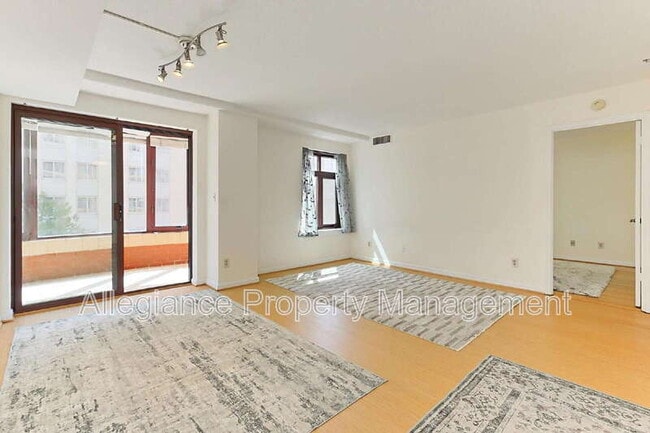 2400 Clarendon Blvd in Arlington, VA - Building Photo - Building Photo