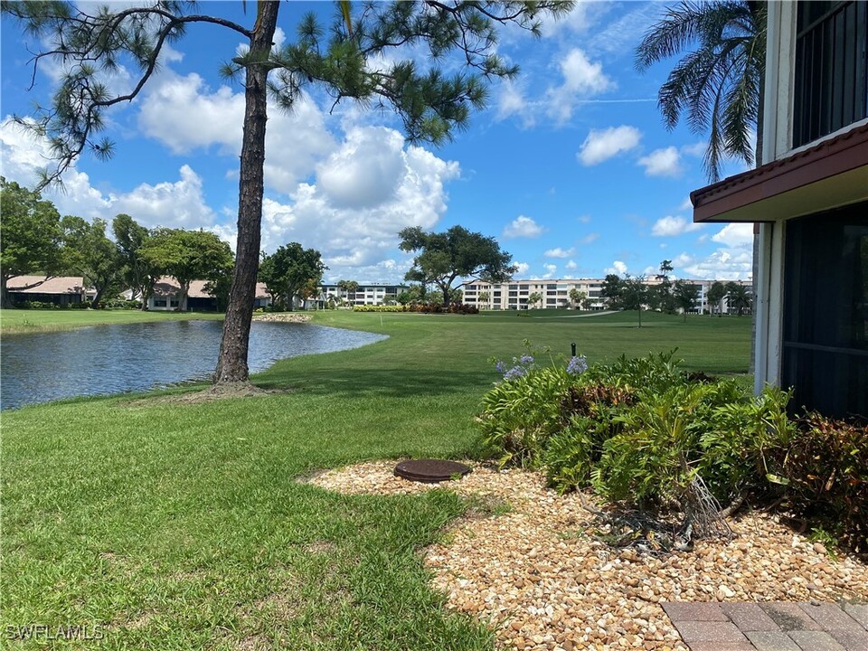 7410 Lake Breeze Dr in Ft. Myers, FL - Foto de edificio