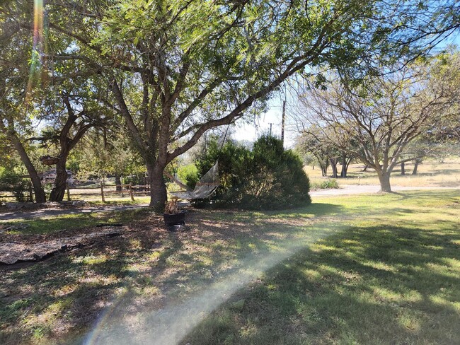 1767 TX-39 in Hunt, TX - Foto de edificio - Building Photo