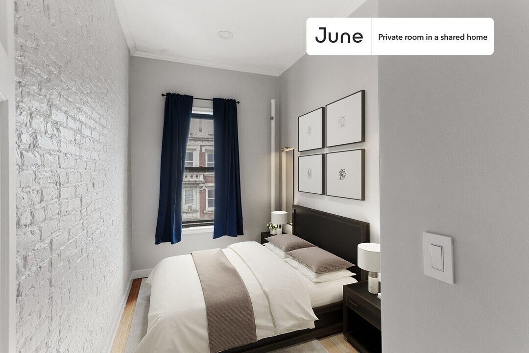 Private bedroom in 4 bed/1 bath Home in New York, NY - Building Photo