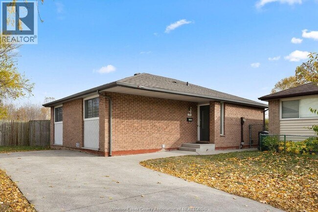 1497 Bayswater Crescent in Windsor, ON - Building Photo - Building Photo