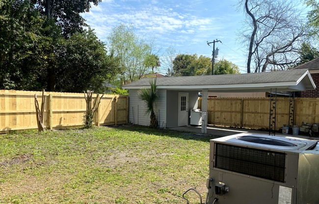 228 E 52nd St in Savannah, GA - Foto de edificio - Building Photo