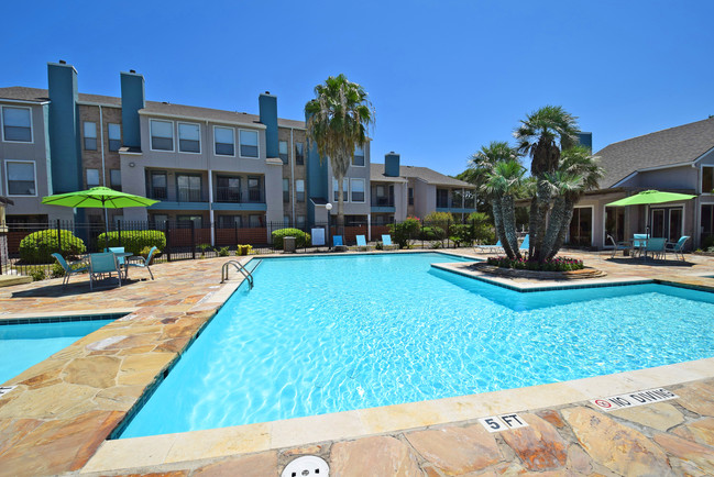 Sugar Tree Apartment Homes in Corpus Christi, TX - Foto de edificio - Building Photo