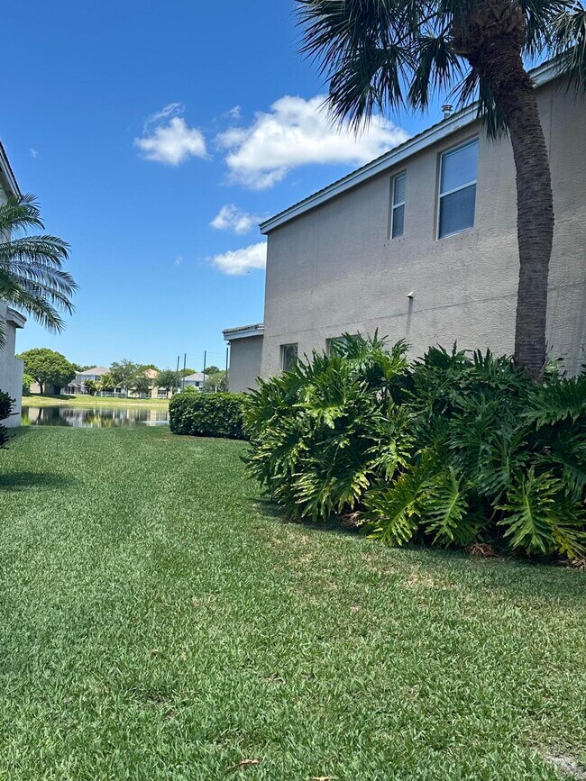 127 Lancaster Way in Royal Palm Beach, FL - Building Photo - Building Photo