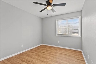 1505 W 25th Ct, Unit B8 in Lawrence, KS - Foto de edificio - Building Photo