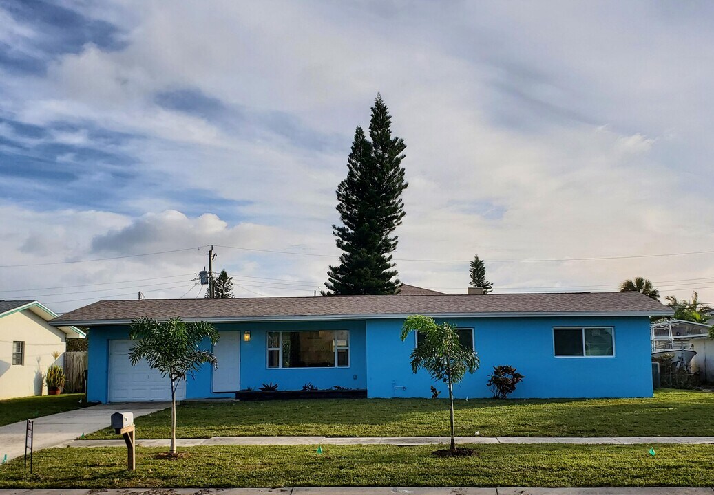 114 Harris Blvd in Indialantic, FL - Foto de edificio