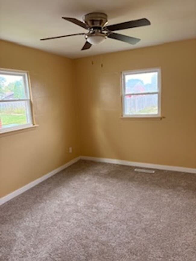 225 Miriam Dr in Waterloo, IA - Building Photo - Building Photo