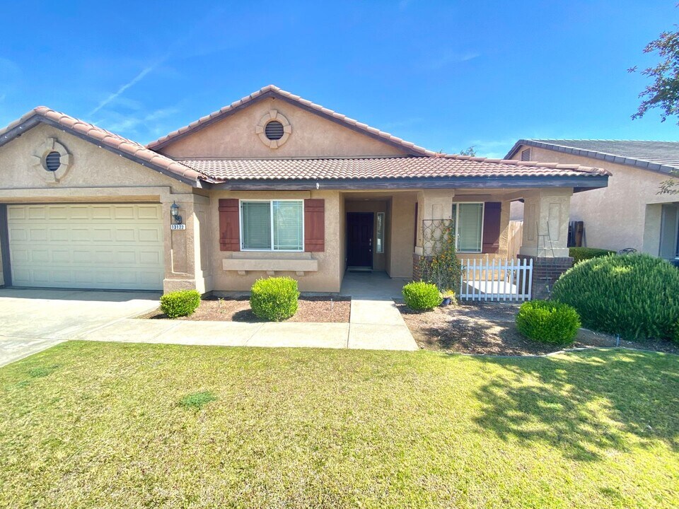 13122 Ridgeway Meadows Dr in Bakersfield, CA - Building Photo