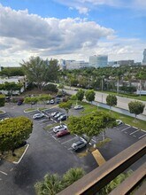 20500 W Country Club Dr in Miami, FL - Building Photo - Building Photo