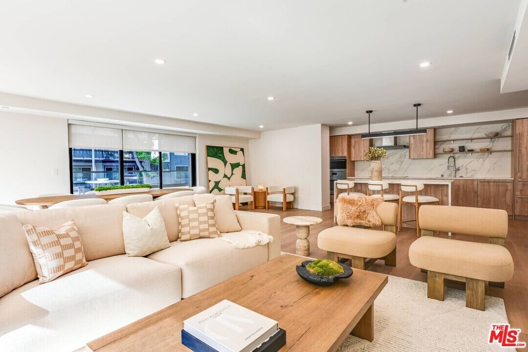 350 N Palm Dr in Beverly Hills, CA - Building Photo
