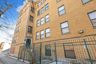 2407 E 72nd St in Chicago, IL - Building Photo