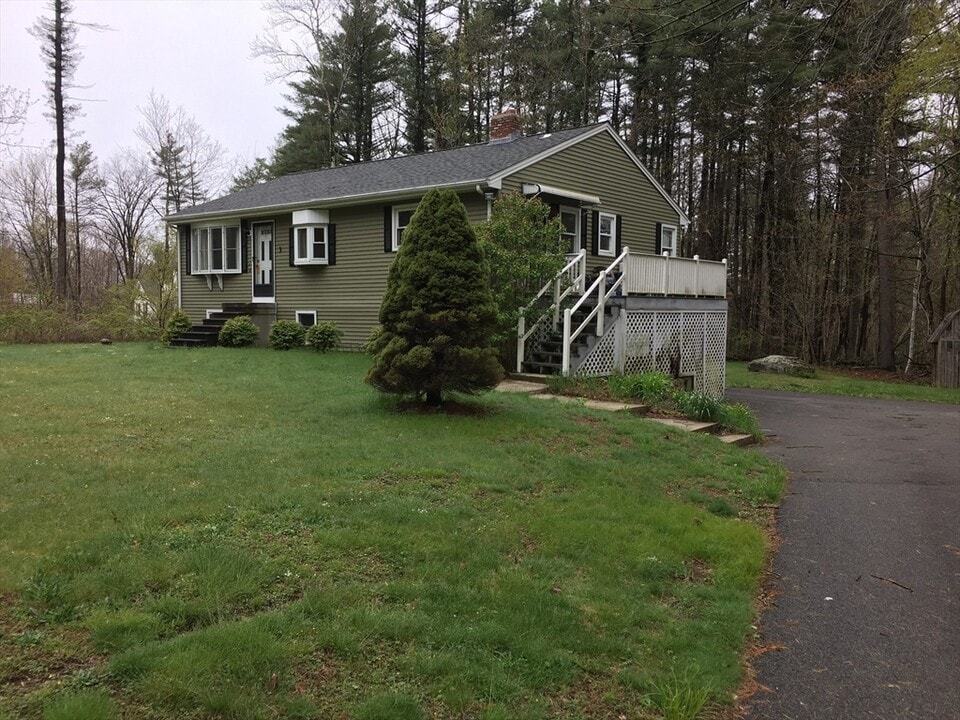 3 Old Village Rd in Sturbridge, MA - Building Photo