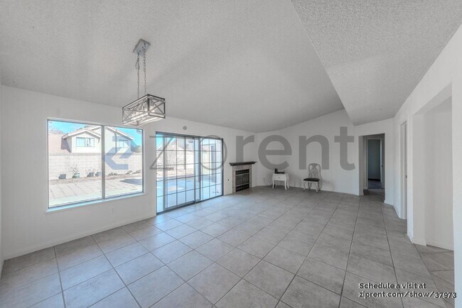 5327 Meredith Ave in Palmdale, CA - Foto de edificio - Building Photo