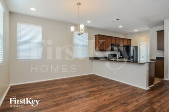 661 Swift Eagle Ave, Unit 2 in Henderson, NV - Building Photo - Building Photo