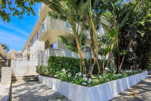 743 N Sweetzer Ave in Los Angeles, CA - Building Photo