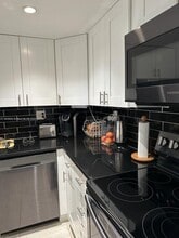 303 Racquet Club Rd in Weston, FL - Building Photo - Building Photo