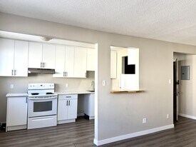 10724-10105 105 St NW in Edmonton, AB - Building Photo
