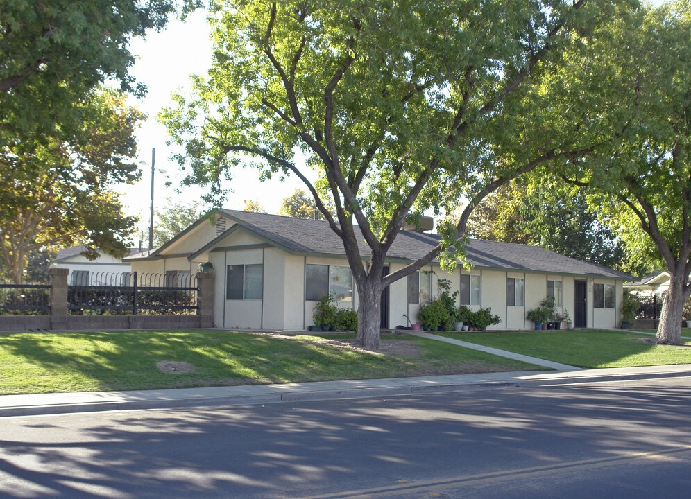 Sierra Terrace in Fresno, CA - Building Photo