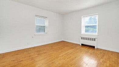 221 Middle Neck Rd in Great Neck, NY - Building Photo - Building Photo