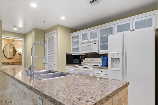 30 Strada Di Villaggio in Henderson, NV - Building Photo - Building Photo