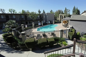 Heritage Park Montclair Senior Apartments in Montclair, CA - Foto de edificio - Building Photo