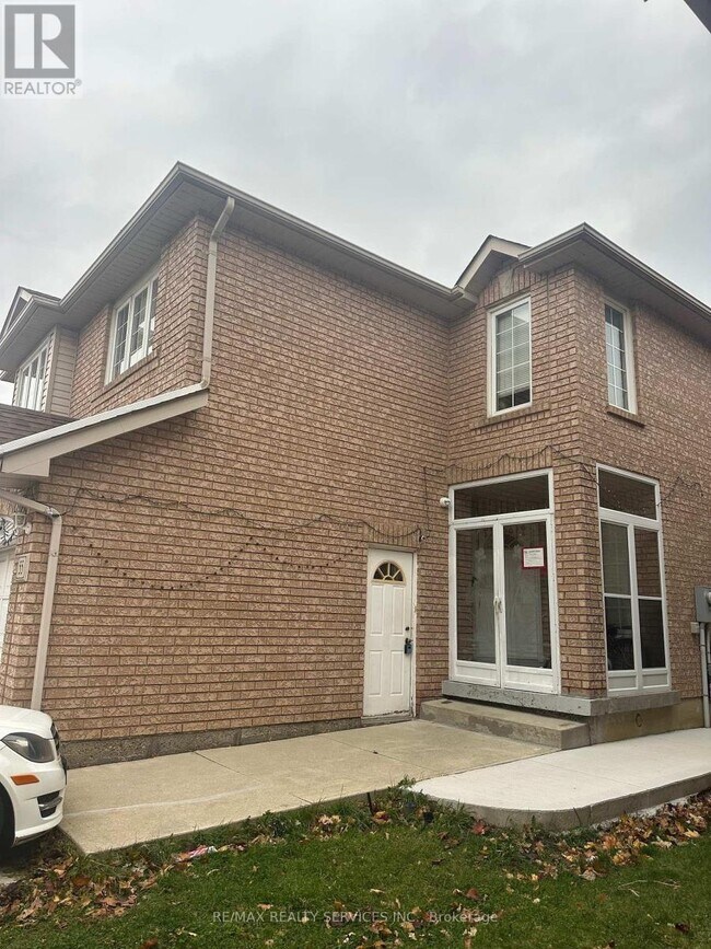 55 Lauraglen Crescent in Brampton, ON - Building Photo - Building Photo