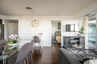 215 Angelique St in Toronto, ON - Building Photo - Building Photo