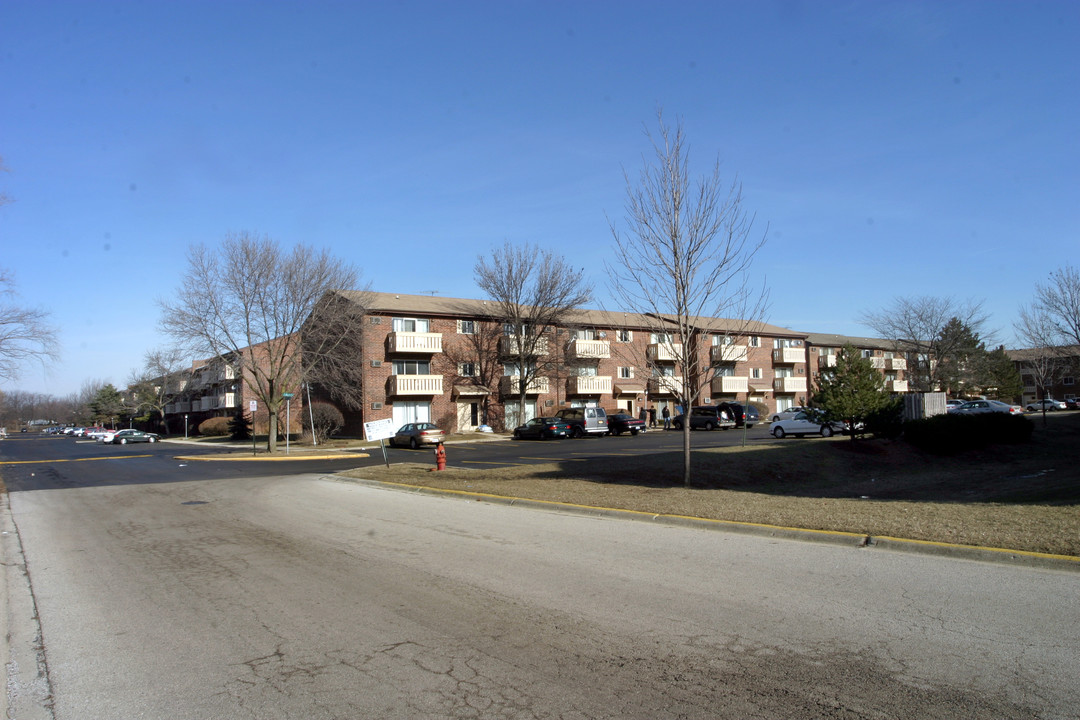 Pickwick Apartments in Schaumburg, IL - Building Photo