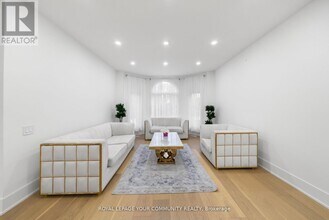 72 A Oxford St in Richmond Hill, ON - Building Photo - Building Photo