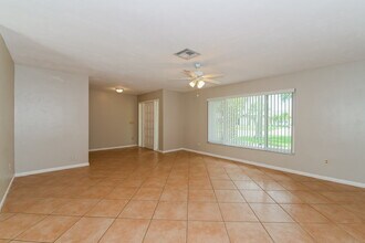 349 Bay Meadows Dr in Naples, FL - Building Photo - Building Photo