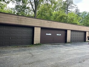 405 N East Ave. (16 Unit) in Waukesha, WI - Foto de edificio - Building Photo