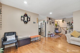 55 Guisborough Way in Edison, NJ - Building Photo - Building Photo