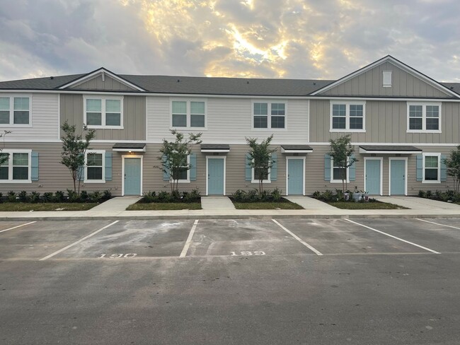 8281 Zenith Cir in Jacksonville, FL - Foto de edificio - Building Photo