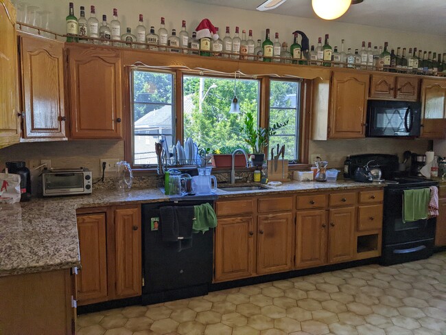 562 Main St, Unit 2