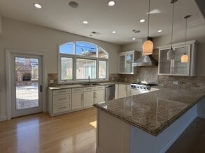 3522 Crown Point Dr in San Diego, CA - Building Photo - Building Photo