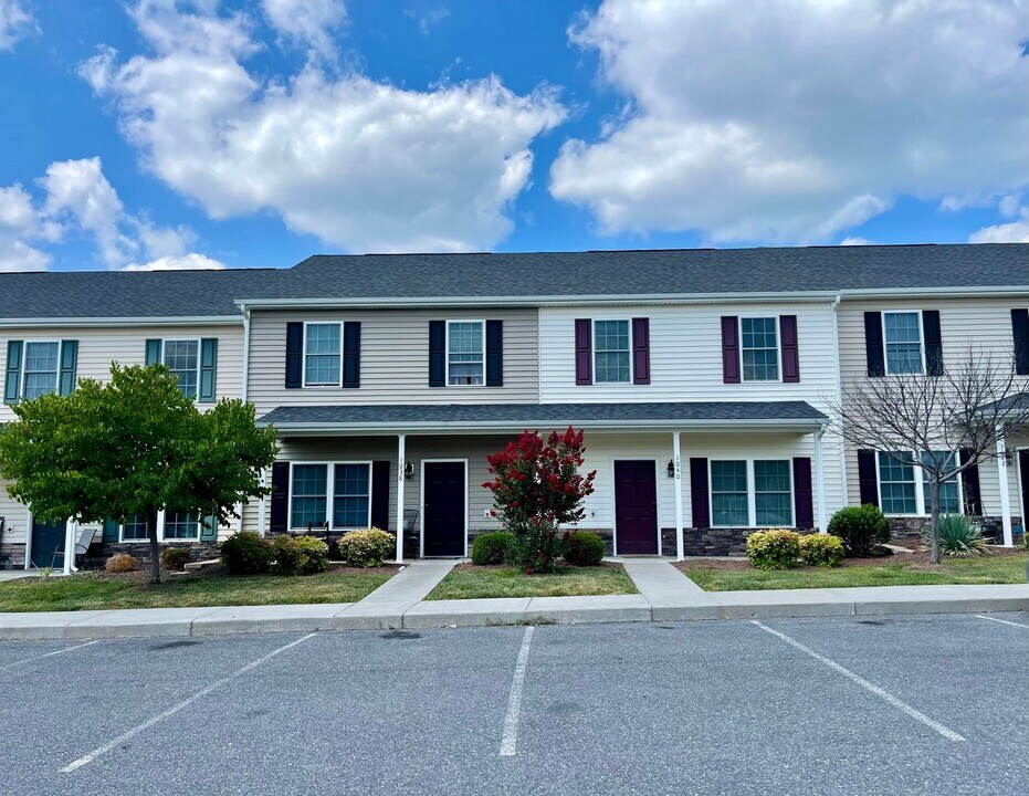 1044 Cherrybrook Dr in Harrisonburg, VA - Building Photo
