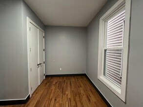 74 Baldwin Ave, Unit 2 in Jersey City, NJ - Foto de edificio - Building Photo