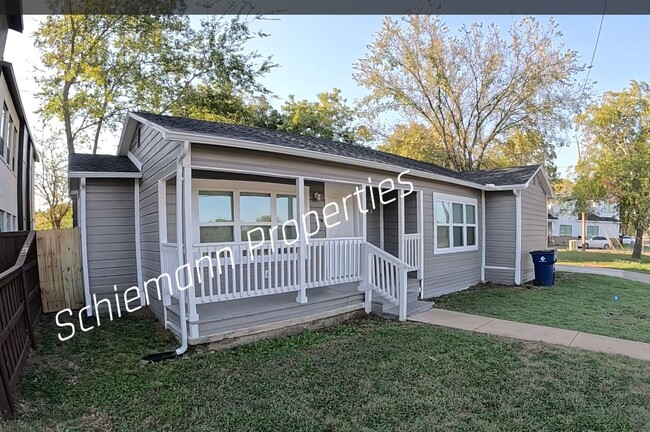 202 N Getzendaner St in Waxahachie, TX - Building Photo - Building Photo