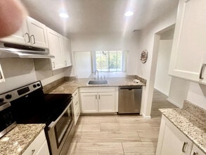 1831 Sabal Palm Dr in Davie, FL - Building Photo - Building Photo