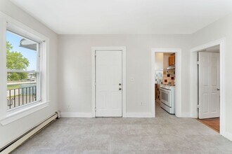 122-124 West Ave in Pawtucket, RI - Foto de edificio - Building Photo