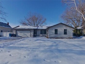 2931 Woodbridge St in Roseville, MN - Building Photo