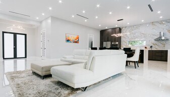 909 NW 4th Ave in Hallandale Beach, FL - Building Photo