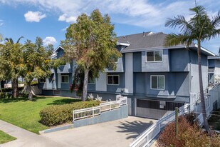 Menlo Apartments in Los Angeles, CA - Building Photo